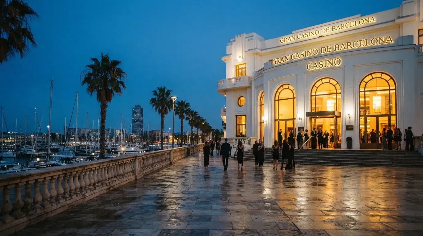 Fachada del Gran Casino de Barcelona en Port Olímpic juno al mar, con la entrada principal visible y el paseo maríimo en primer plano